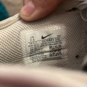 Women’s basketball shoe size 7.5